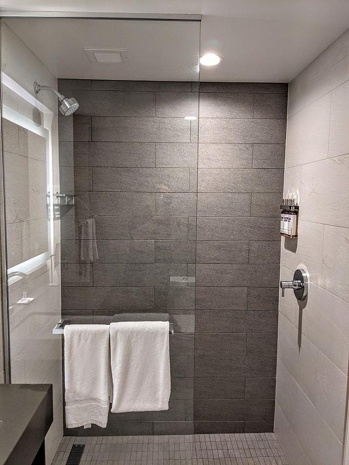 ホテル仕様のシャワールーム